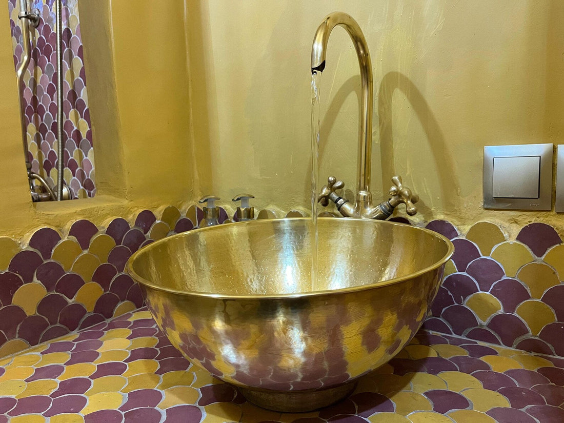 Laiton non laqué vs laiton verni : quelle finition choisir pour sa salle de bain ?