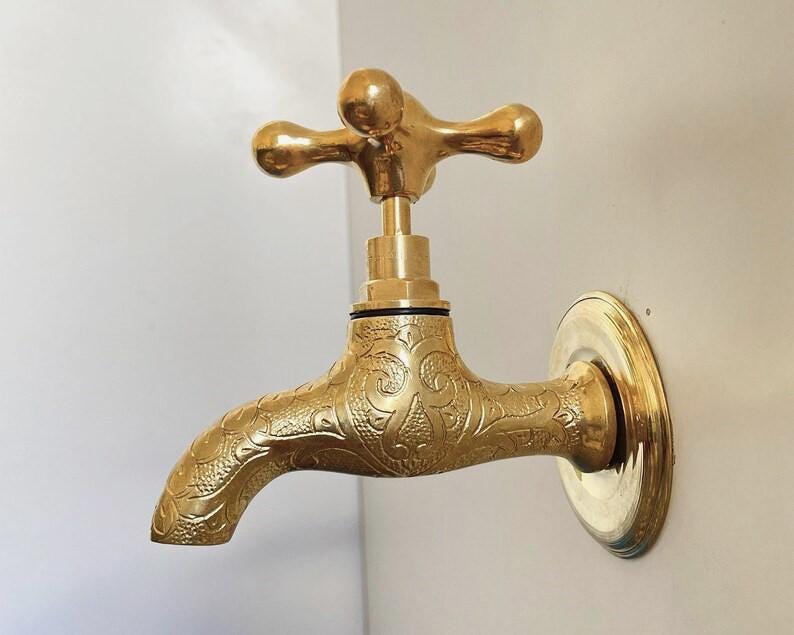 Robinet d'eau vintage en laiton non laqué | Robinet de jardin en laiton massif,  | Robinet extérieur mural marocain fait main
