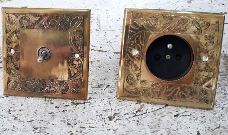 Interrupteur vintage en laiton doré non laqué| Panneau d'interrupteur décoratif gravé et orné | Commutateur en laiton non laqué