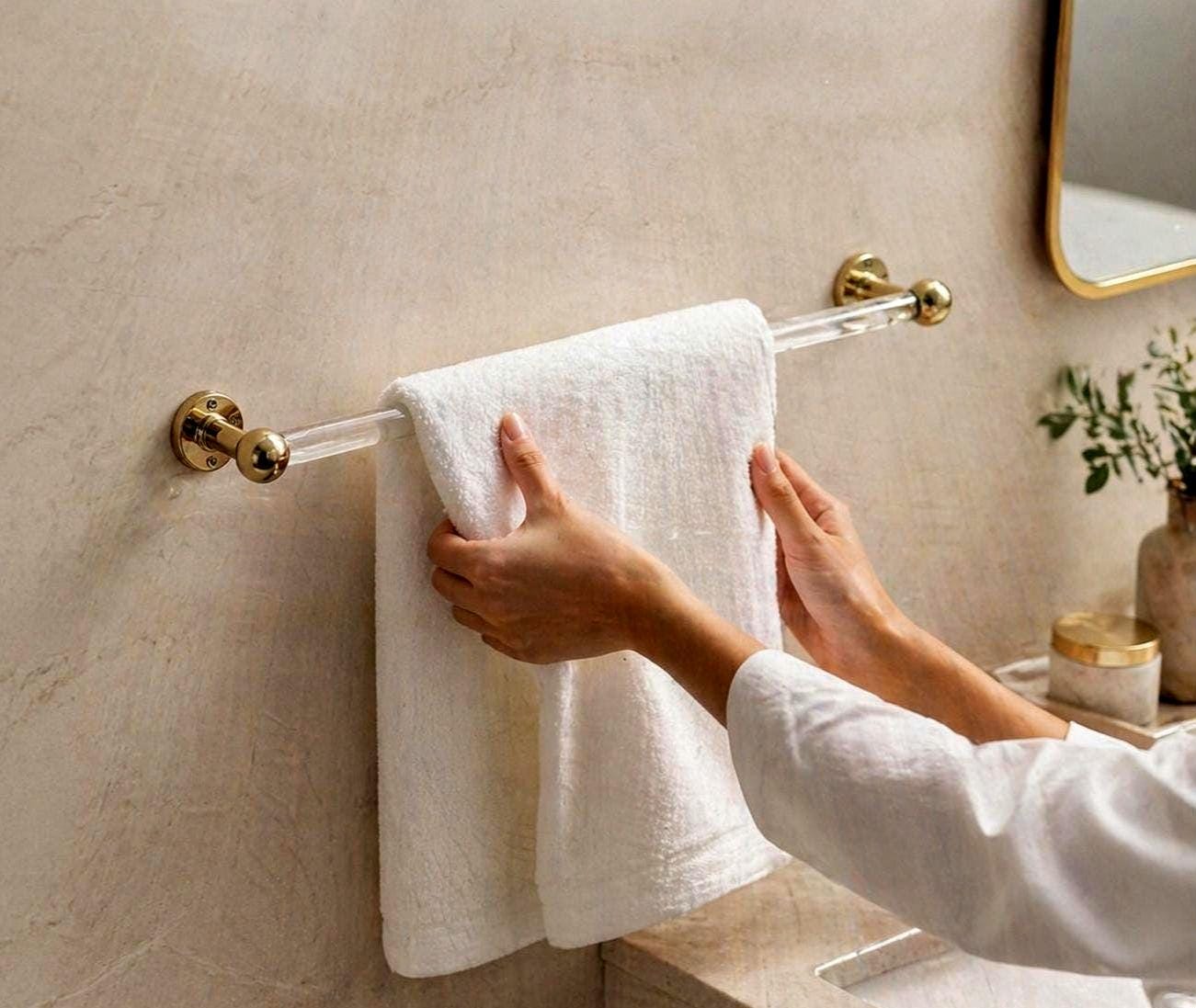 Porte-serviettes en acrylique lucite-Porte Serviette Mural Lucite et  Laiton – Accessoire Salle de Bain luxe