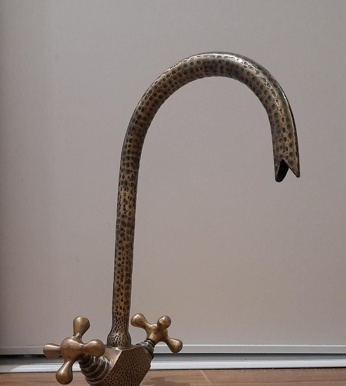 Robinet de cuisine et salle de bain en laiton gravé avec finition bronze - Lavabo de style fermier et vasque