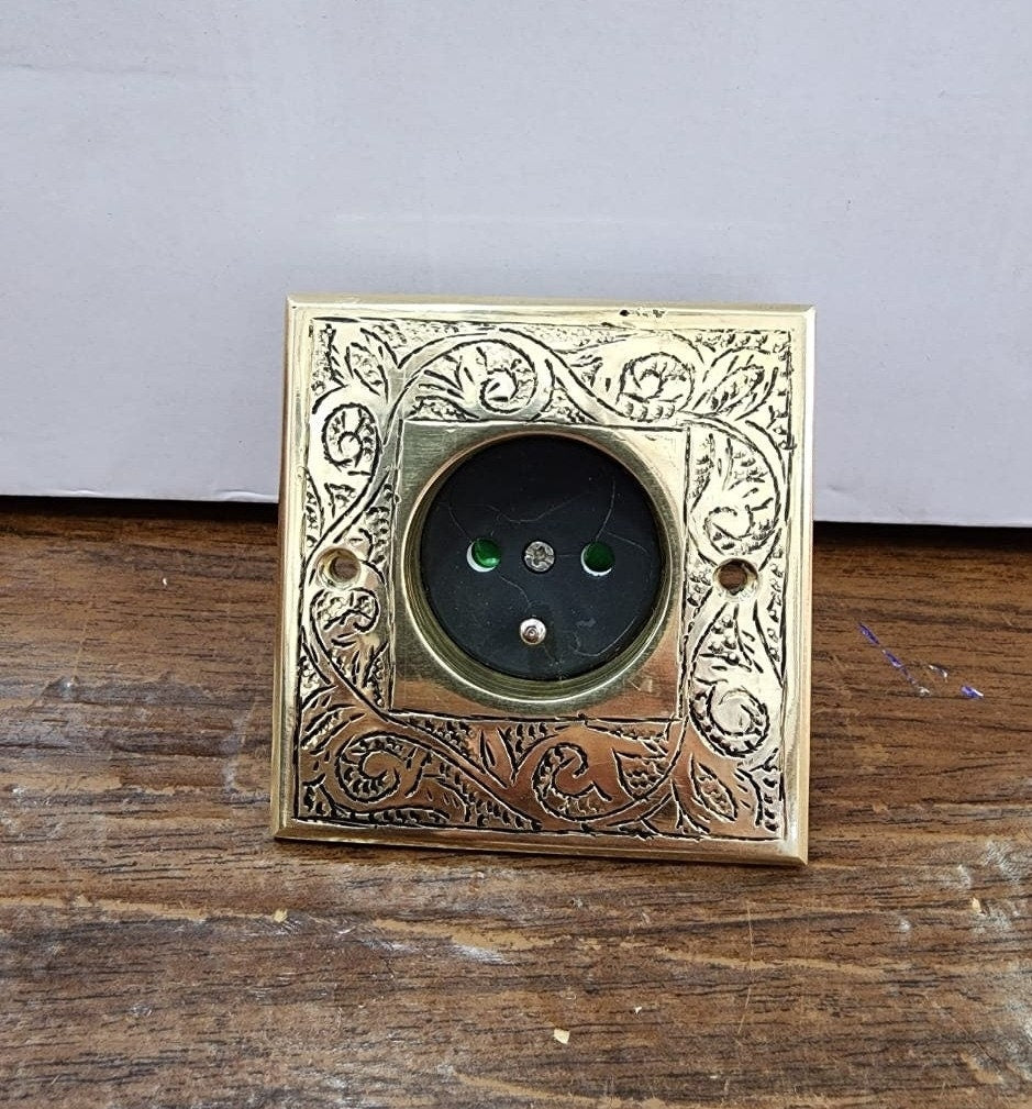 Interrupteur vintage en laiton doré non laqué| Panneau d'interrupteur décoratif gravé et orné | Commutateur en laiton non laqué