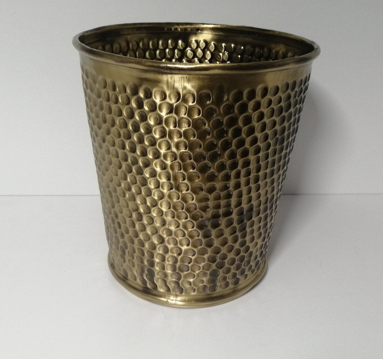 Poubelle en laiton martelé fait main | Corbeille décorative luxe | Accessoire salle de bain chic | Poubelle design bureau vintage