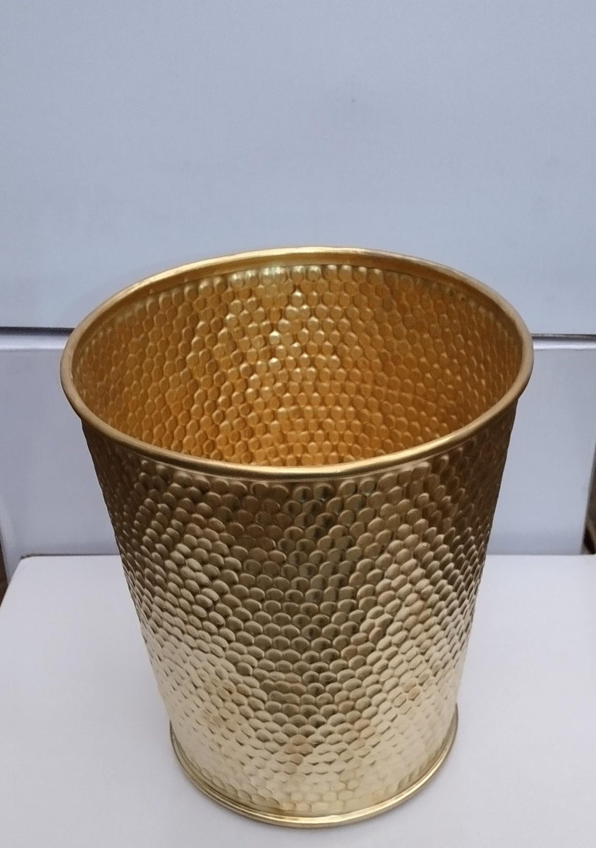 Poubelle en laiton martelé fait main | Corbeille décorative luxe | Accessoire salle de bain chic | Poubelle design bureau vintage
