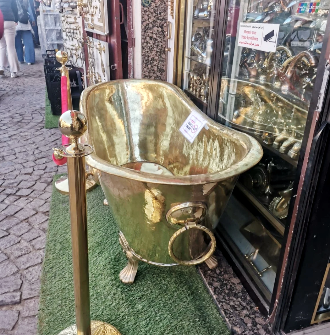 Baignoire en laiton massif martelé – Fabrication artisanale