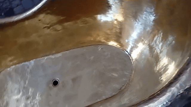 Baignoire en laiton massif martelé – Fabrication artisanale