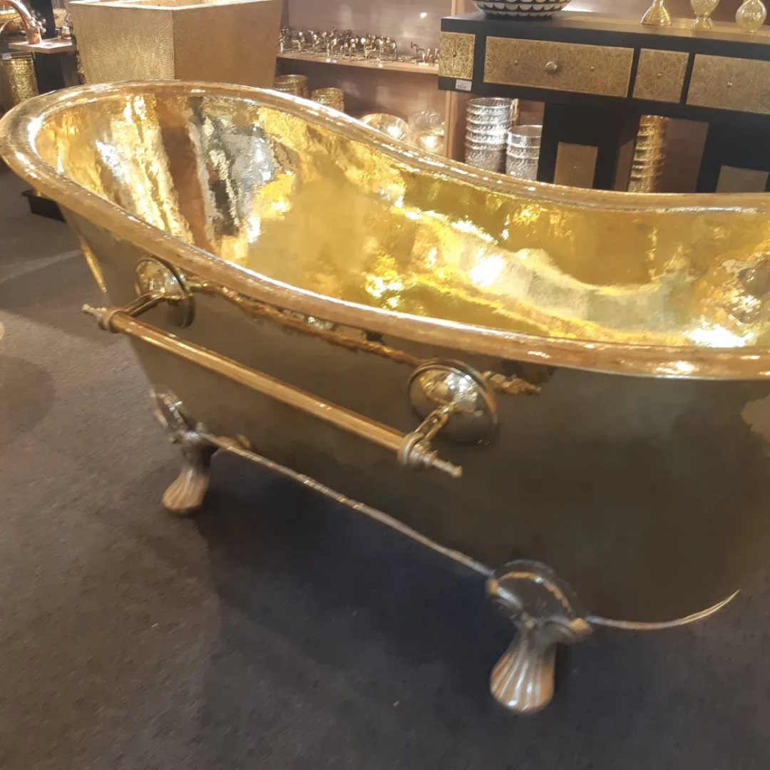 Baignoire en laiton massif martelé – Fabrication artisanale