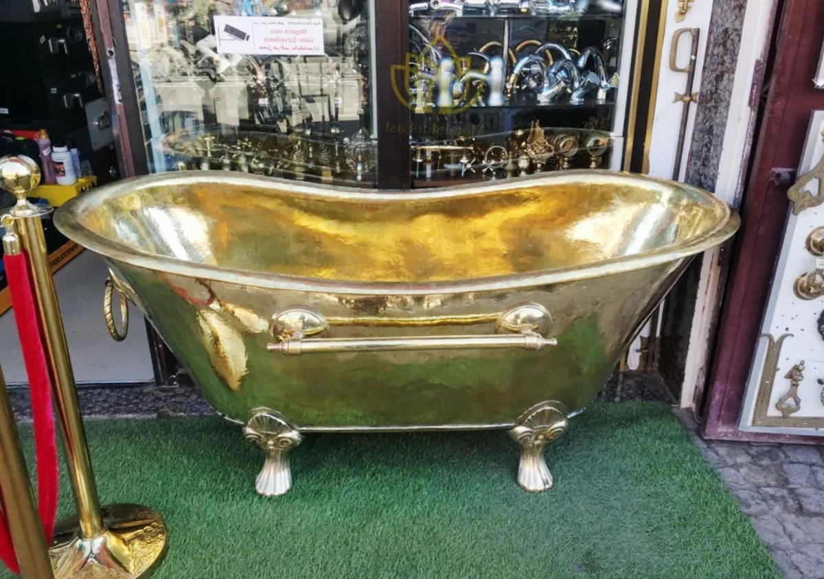 Baignoire en laiton massif martelé – Fabrication artisanale